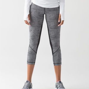 Lululemon Pace Rival Crop
Maze Jacquard White Black / Black